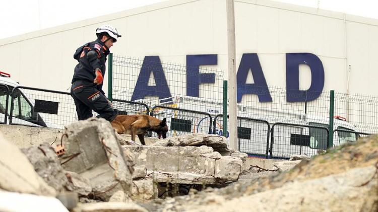 <p><strong>AFAD’a, kişinin yaşadığına dair ihbar gelmedikçe arama kurtarma çalışması yapılmıyor.</strong></p>
<p><strong>GERÇEK </strong>Bazı sosyal medya hesaplarında paylaşılan, "112 ekipleri ve AFAD'a 'kişinin yaşadığına' yönelik ihbar gelmediği sürece enkaz alanlarında arama kurtarma çalışması yapılmamaktadır" iddiasının da yanlış olduğu ifade edilen açıklamada, ekiplerin enkazlara gerekli tüm müdahaleyi yaptığı kaydedildi. Resmi kurumların bilgilendirmeleri haricinde yapılan hiçbir bilgilendirmeye itibar edilmemesi istenen bültende, bu tarz dezenformasyon içerikli paylaşımlar yapanlarla ilgili Siber Suçlarla Mücadele Daire Başkanlığınca gerekli yasal işlemlerin yapılacağı kaydedildi.</p>
