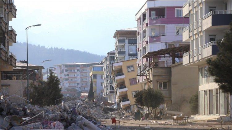 <p><strong>13-14 yaşındaki depremzede çocuklar istismar ediliyor.</strong></p>
<p><strong>GERÇEK</strong> Bültende, Zafer Partisi Genel Başkanı Özdağ ile görüşen bir vatandaşın, "Hassa'da, Suriyelilerin sınırdan geçip 13-14 yaşında kızlara tecavüz ettiğini öğrendik. Olay polis kayıtlarına geçti. Kızlar şu anda Kuvvet Komutanlığı'nın korumasında" şeklindeki iddialarının da tamamen asılsız olduğu vurgulandı.</p>