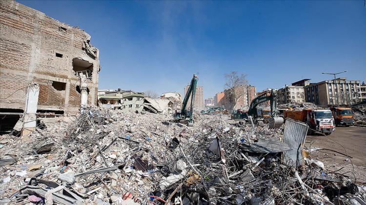 <p><strong>Kapılar a&ccedil;ıldı, Suriye&rsquo;den y&uuml;z binlerce sığınmacı getiriliyor.</strong></p>

<p><strong>GER&Ccedil;EK</strong>&nbsp;"T&uuml;rkiye'de 10 ili etkileyen deprem felaketi, Suriye'yi de etkilemiştir. T&uuml;rkiye, insani bir g&ouml;rev olarak Suriye'ye gidecek uluslararası yardımları desteklemekte ve ge&ccedil;işleri kolaylaştırmaktadır. Birleşmiş Milletler G&uuml;venlik Konseyi'nin Hatay Cilveg&ouml;z&uuml; ve Bab-el hava sınır kapılarıyla ilgili, 'BM'nin insani yardımları i&ccedil;in kullanılabilir' kararı bulunmaktadır. Bu kapı, uluslararası ge&ccedil;işlere a&ccedil;ık Suriye sınır kapısıdır. Sınır kapısının Suriye tarafındaki yollar, deprem nedeniyle tahrip olmuştur. T&uuml;rkiye, BM'ye, Kilis'te a&ccedil;ık olan iki sınır kapısını kullanabileceğini bildirmiştir. Bu iki kapı, &ouml;zellikle ter&ouml;rden temizlenen b&ouml;lgelere ulaşmak i&ccedil;in kullanılmaktadır. Bu kapılar yeni a&ccedil;ılmamıştır ve ge&ccedil;işler tek taraflıdır. Kapılardan T&uuml;rkiye tarafına ge&ccedil;iş, tamamen T&uuml;rkiye'nin kontrol&uuml;ndedir."</p>
