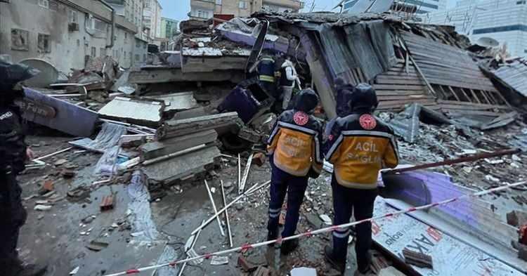 <p><strong>Hasar tespiti &ouml;ğretmenler ve imamlar yapıyor.</strong></p>

<p><strong>GER&Ccedil;EK</strong>&nbsp;Umumi Hayata M&uuml;essir Afetler Dolayısıyla Alınacak Tedbirlerle Yapılacak Yardımlara Dair Kanun'a g&ouml;re yaşanan doğal afetlerin ardından hasar tespit &ccedil;alışmalarını yalnızca inşaat m&uuml;hendisleri ve/veya mimarların yaptığı ifade edilen b&uuml;ltende, "Bu nedenle de D&uuml;zce'de yaşanan deprem sonrası hasar tespit &ccedil;alışmalarını da iddia edildiği gibi imamlar ve &ouml;ğretmenler değil, inşaat m&uuml;hendisleri ve mimarlar yapmıştır." denildi.</p>
