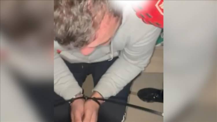 <p><strong>Afet b&ouml;lgesinde yakalanan yağmacının kulağı kesildi.</strong></p>

<p>GER&Ccedil;EK&nbsp;Videonun yaklaşık bir ay &ouml;nce farklı forum sitelerine y&uuml;klendiği, 6 Şubat 2023 tarihinde Kahramanmaraş merkezli ger&ccedil;ekleşen depremden haftalar &ouml;nce internet sitelerinde dolaşıma girdiği anlaşıldı.&nbsp;</p>
