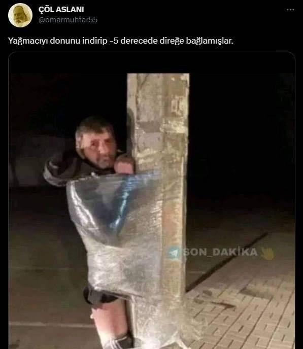 <p><strong>Yakalanan yağmacı direğe bağlandı.</strong></p>

<p><strong>GER&Ccedil;EK&nbsp;</strong>İddialara konu fotoğraf T&uuml;rkiye'de değil, Rusya-Ukrayna savaşı sırasında Ukrayna'da &ccedil;ekilmiştir. Fotoğraf, yağma yapan bir şahsın siviller tarafından yakalanarak direğe bağlandığı olaya aitti.</p>

<p>&nbsp;</p>
