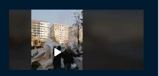 <p><strong>Belediye başkanı gelince kurulan &ccedil;adırlar, başkan gidince toplandı.</strong></p>

<p><strong>GER&Ccedil;EK</strong> İddiaya konu &ccedil;adır, iş makinalarının &ccedil;alıştığı bir alana kurulmuştur. B&ouml;lgede &ccedil;alışan ekipler, g&uuml;venli bir noktada kurulmayan &ccedil;adırı taşımıştır. Afet b&ouml;lgesinde &ccedil;adırlar g&uuml;venli bir alana ve arama kurtarma &ccedil;alışmalarını engellemeyecek şekilde kurulmalıdır.</p>
