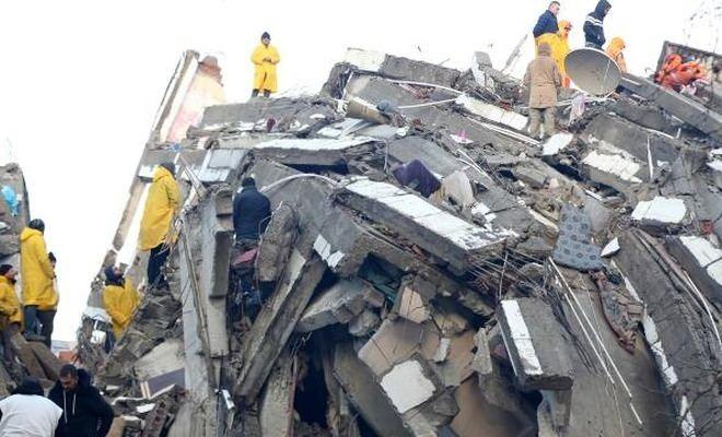 <p><strong>İ&ccedil;inde polar kazak olan kutular &uuml;zerinde bira reklamı olduğu i&ccedil;in geri &ccedil;evrildi.</strong></p>

<p><strong>GER&Ccedil;EK&nbsp;</strong>AFAD yetkilileri, b&ouml;lgeye iletilen ayni bağışın AFAD ile Aile Bakanlığı temsilcileriyle birlikte organize edildiğini aktardı. AFAD yetkililerinin g&ouml;r&uuml;şt&uuml;ğ&uuml; genel merkezin ayni bağış yetkilileri, AFAD&rsquo;ın &uuml;zerinde alkoll&uuml; i&ccedil;ecek amblemi olduğu i&ccedil;in &uuml;r&uuml;nlerin kabul edilemeyeceği gibi bir talimat verilmediğini s&ouml;yledi. Yetkililerin ifade ettiğine g&ouml;re Efes ya da Tuborg gibi alkoll&uuml; i&ccedil;ecek firmaları, &uuml;zerinde amblem olan polarları bağışlamak istediklerine dair bir taleple AFAD&rsquo;a ulaşmamış.</p>
