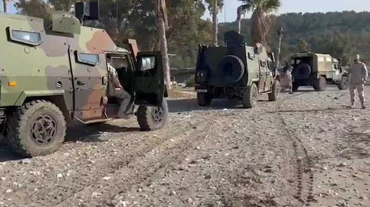 <p><strong>İspanya ordusu İskenderun&rsquo;da devriye g&ouml;revi yapıyor.</strong></p>

<p><strong>GER&Ccedil;EK</strong>&nbsp;Milli Savunma Bakanlığı yetkilileri s&ouml;z konusu iddianın tamamen ger&ccedil;ek dışı olduğunu belirterek, g&ouml;r&uuml;nt&uuml;lerdeki ara&ccedil;ların depremin ardından yardım i&ccedil;in b&ouml;lgeye gelen İspanya Silahlı Kuvvetlerine ait ara&ccedil;ların arama-kurtarma b&ouml;lgesine intikali sırasında &ccedil;ekilen g&ouml;r&uuml;nt&uuml;ler olduğunu a&ccedil;ıkladı.</p>

<p>&nbsp;</p>
