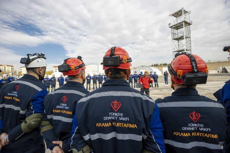 <p><strong>Afet b&ouml;lgesinde bir tane Diyanet g&ouml;revlisi yok.</strong></p>

<p><strong>GER&Ccedil;EK&nbsp;</strong>Bazı basın yayın organlarında yer alan "Afet b&ouml;lgesi Adıyaman'daki &ccedil;alışmalarda bir tane bile Diyanet g&ouml;revlisi yok" iddiasının da ger&ccedil;ek dışı olduğu aktarılan b&uuml;ltende, Kahramanmaraş merkezli depremlerden etkilenen Adıyaman'da, Diyanet İşleri Başkanlığına bağlı 1500 g&ouml;revlinin &ccedil;alışma ve yardım faaliyetlerine katıldığı kaydedildi.<strong>&nbsp;</strong></p>
