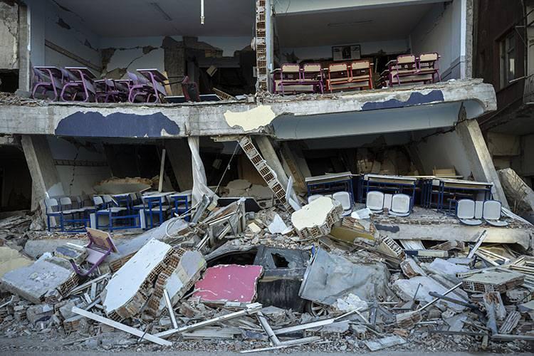 <p><strong>Cenazeler kimsesizler mezarlığına g&ouml;m&uuml;l&uuml;yor.</strong></p>

<p><strong>GER&Ccedil;EK</strong> "Depremden etkilenen afet b&ouml;lgelerinde hayatını kaybedenlerin kimlik tespiti, titiz bir şekilde yapılmakta ve naaşları yakınlarına ivedi şekilde teslim edilmektedir. Arama kurtarma &ccedil;alışmalarında ulaşılan ve kimlik tespiti yapılamayan cenazeler i&ccedil;in teşhise elverişli fotoğraf &ccedil;ekilmekte, parmak izi ve DNA &ouml;rneği alındıktan sonra cenazeye bir numara verilerek kayıt altına alınmaktadır. Cenazeler, defin ruhsatı d&uuml;zenlenmesi, cenazenin defnedildiği yer ve mezarlığın bu numarayla ilişkilendirilerek tutanakla kayıt altına alınmasının ardından defnedilmektedir."</p>
