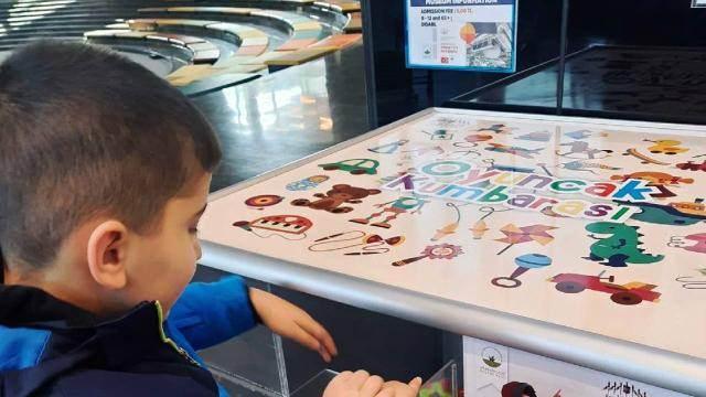 <p><strong>Refakatsiz &ccedil;ocuklar cemaatlere veriliyor.</strong></p>

<p><strong>GER&Ccedil;EK&nbsp;</strong>Aile ve Sosyal Hizmetler Bakanlığı, "depremzede &ccedil;ocuklar cemaatlere verildi" iddiasıyla ilgili olarak belirtilen adrese ger&ccedil;ekleştirilen hane ziyaretinde, refakatsiz herhangi bir &ccedil;ocuğa rastlanmadığını a&ccedil;ıkladı.</p>

<p>&nbsp;</p>
