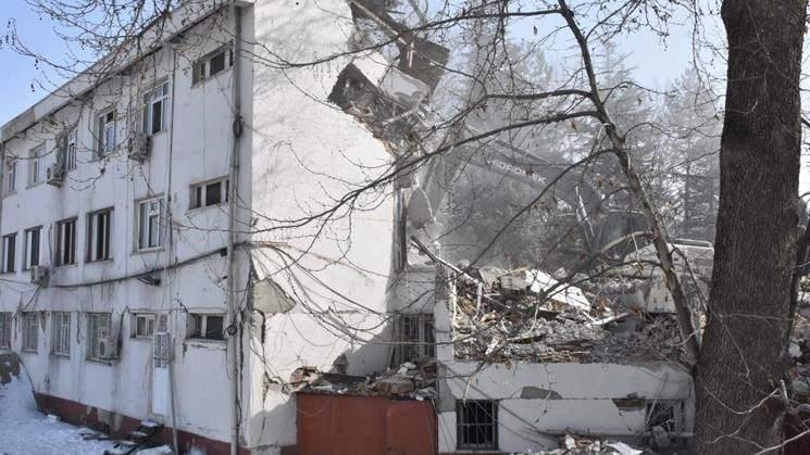 <p><strong>Elbistan Belediye binası hasarlı olduğu i&ccedil;in yıkıldı, resmi evraklar enkaz altında.</strong></p>

<p><strong>GER&Ccedil;EK&nbsp;</strong>Elbistan Cumhuriyet Başsavcılığı, il&ccedil;e belediye binasının yıkılarak binadaki belgelerin yok edilip delillerin karartıldığı y&ouml;n&uuml;ndeki iddiaların ger&ccedil;eği yansıtmadığını bildirdi.</p>

<p>&nbsp;</p>
