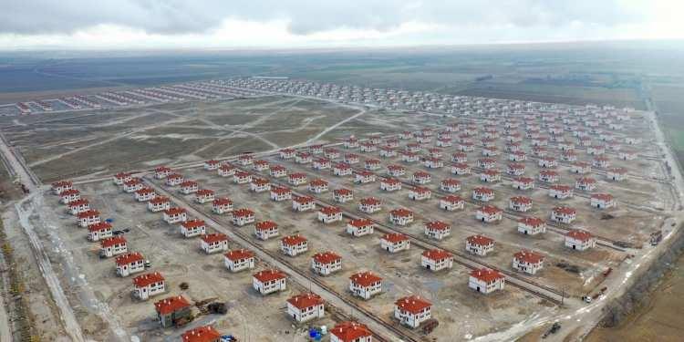 <p>TOKİ&rsquo;nin Konya&rsquo;daki evleri boş duruyor.</p>

<p><strong>GER&Ccedil;EK</strong>&nbsp;&ldquo;Konya'nın Hadim il&ccedil;esinde bulunan Dedemli Mahallesi'nde Bozkır Barajı'nın inşası sebebiyle mahalle sakinleri i&ccedil;in Meram il&ccedil;esi &Ccedil;arıklar Mahallesi'nde TOKİ tarafından 428 adet konut yapılmış ve 4 Eyl&uuml;l 2021'de &ccedil;ekilişle hak sahiplerine verilmiştir. İlgili konutların &ouml;zel m&uuml;lkiyet olması sebebiyle, taşınmazların tasarrufu konut sahiplerine aittir. B&ouml;lgede AFAD koordinasyonuyla herhangi bir tahsis s&ouml;z konusu olmamakla birlikte; mahalle sakinleri şahsi tasarruflarıyla şu anda yaklaşık 70 konutu depremzedeler i&ccedil;in tahsis etmiştir. "TOKİ tarafından yapılan Konya Dedemli evleri şu anda boş duruyor ve depremzedeler yerleştirilebilir&rdquo; iddiası ger&ccedil;eği yansıtmamaktadır."</p>
