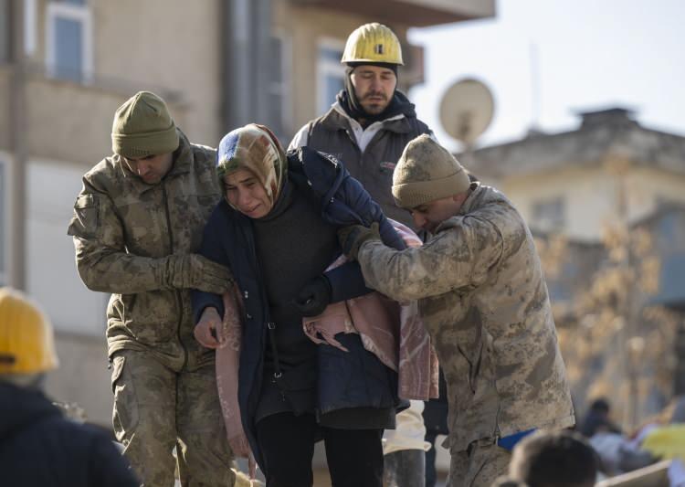 <p>Deprem bölgesine personel ve malzeme gönderilmesine yönelik büyük bir fedakârlıkla hava yardım koridorunun kurulduğunu aktaran Bakan Akar, malzeme götüren hava araçlarının dönüşlerinde yaralı, depremzede ve diğer vatandaşları bölgeden tahliye ettiklerini söyledi.</p>