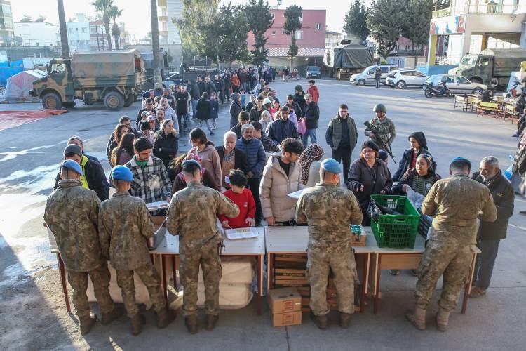 <p><strong>Hatta bu sıkıntılı günlerde bir umut ışığı olarak Hatice Deniz isimli bebeğimiz de TCG Bayraktar gemimizde dünyaya geldi."</strong> diye konuştu.</p>