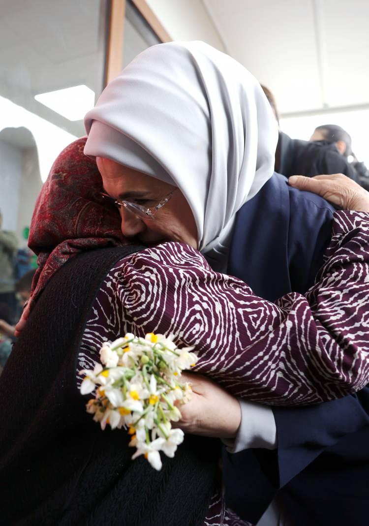 <p>Nurdağı ve İslahiye ilçelerine ekip arkadaşlarını yolladığını ve dün gece kendisine deprem bölgelerindeki izlenimlerine ilişkin rapor sunduklarını anlatan Sharif, "Burada da bizzat her şeyi gördüm ve önerileri not aldım. Verdiğiniz bilgileri merkeze götüreceğim, oradaki meslektaşlarımla görüşeceğim. Sadece BM Habitat nezdinde de değil bütün BM kuruluşlarında bunları tartışacağız. Sizlere en iyi şekilde nasıl bir hizmet sunabiliriz bunları tartışacağız." diye konuştu.</p>
