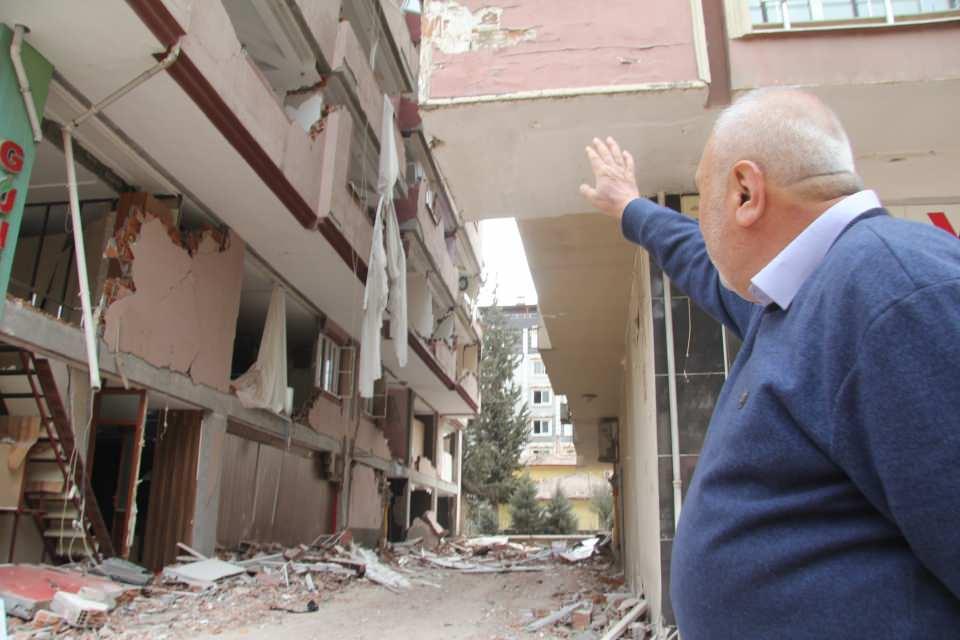 <p>Son olarak amcası Cafer Demir’i binadan çıkaran Burhan Polat'ın dışarı çıktığında ise üzerine 3. katın duvarı düştü. Enkaz altında kalan Polat, kaldırıldığı hastanede hayatını kaybetti.</p>
<p> </p>