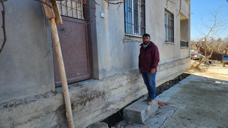 <p>Gölbaşı ilçesine bağlı Ozan köyünde Atmaca ailesi 6 Şubat’ta meydana gelen Pazarcık merkezli 7.7 büyüklüğündeki depremi yaşayanlardandı. 2 katlı evin temelinin hemen önünden geçen fay hattı depremin izlerini ortaya koyarken, evi temelden 30 santimetre kaldırıp iki metre ileriye taşıdı.<br />
</p>