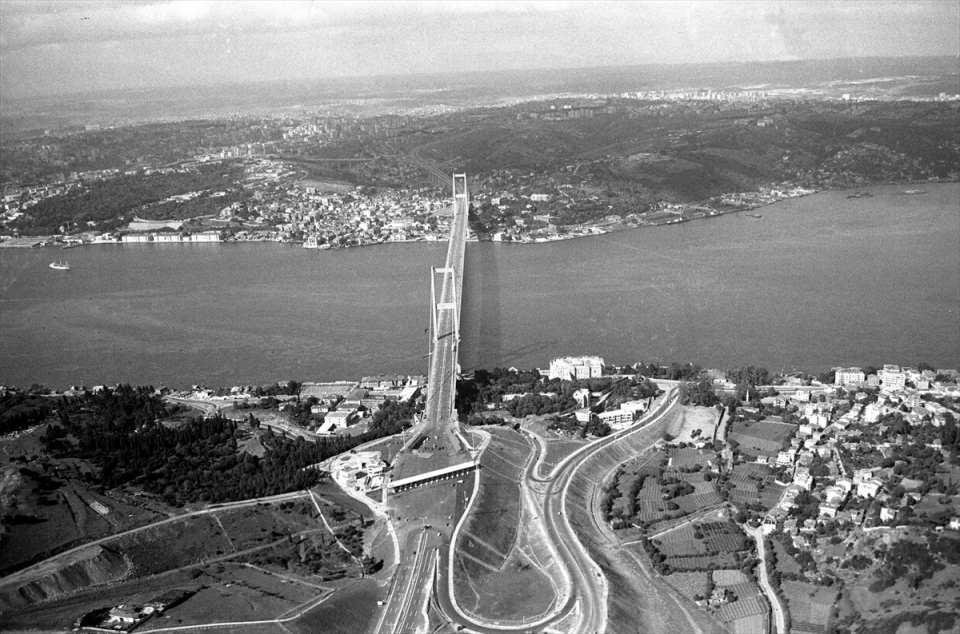 <p>''Boğaziçi Köprüsü''nün temeli, 50 yıl önce bugün 20 Şubat 1970’te Cumhurbaşkanı Cevdet Sunay ve Başbakanı Süleyman Demirel tarafından atıldı. Üç yılda tamamlanan köprünün açılışını, 30 Ekim 1973'te dönemin Cumhurbaşkanı Fahri Korutürk yaptı. 7 Ekim 1973'te çekilen fotoğrafta köprünün havadan görüntüsü yer alıyor.</p>
