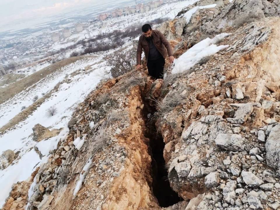 <p>Daha önce bezer bir durumla karşılaşmadıklarını aktaran bölge sakinlerinden Zafer Cahit Leventoğlu, “Yıkılan evlerimizin arkasında bulunan çatlakları takip ederek dağlık bölgeye kadar çıktık.</p>

<p> </p>
