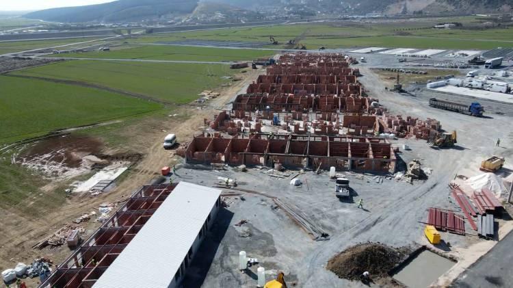 <p>Bakanlığa bağlı Emlak Konut Gayrimenkul Yatırım Ortaklığı (GYO) Genel Müdür Yardımcısı Alim Kaplaner de konutlara ilişkin bilgi vererek, "Geçici yaşam alanlarımızda minimal ölçülerde bir ailenin kullanabileceği tüm ihtiyaçlar olacak. Sıcak bir ortamda yaşayacaklar. Sıcak suları akacak, tuvaleti, banyosu, mutfağı, salonu ve yatak odası var. En kısa sürede hazırlayıp teslim etmeyi planlıyoruz. Bunun için de var gücümüzle çalışıyoruz." ifadelerini kullandı.</p>
<p> </p>