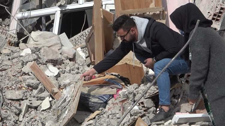 <p> Canlar gitmiş bunlar daha bir çaput peşinde. Artçılar devam ediyor, sabah sallandık, akşam sallandık, gündüz sallanıyoruz. Bu 6 ay, 1 yıl devam edecek. Yukarıda bir de kedi var alabilirsek onu da alacağız” dedi.</p>

<p> </p>

<p> </p>

<p> </p>

<p> </p>
