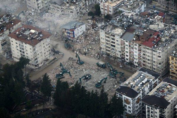 <p>Engellenen projeler ve riskli alanlar arasında, asrın felaketinin yaşandığı Adana, Diyarbakır, Hatay ve Malatya'daki riskli alan kararları ile İstanbul'un 9 ilçesindeki 48 mahalledeki dönüşüm projeleri de yer aldı.</p>
