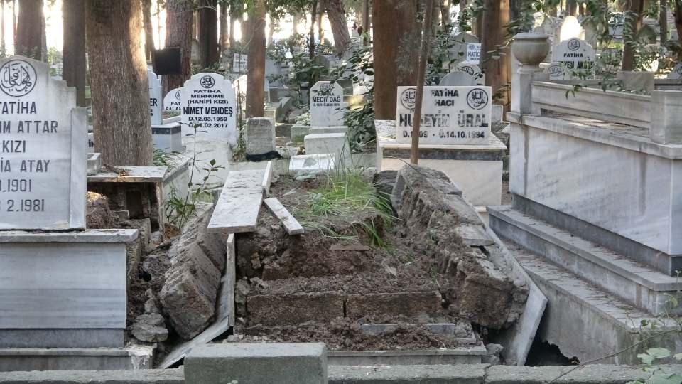 <p>Yakınlarının mezarına ziyarete gelen bazı vatandaşlar depremden sonra yola gelen kabri görünce gözlerine inanamıyor. Açılan mezarlar ise iş makinalarının yardımıyla kapatılıyor.</p>