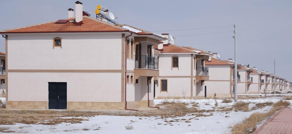 <p>Hiç aileyi aratmıyorlar, bize çok destek oluyorlar. Evler çok güzel yapılmış, içine girilmemiş bile. Biz gelene kadar halısından mobilyasına kadar düzenlenmişti. Eksiklerimizi de gönüllüler ve belediye ekipleri temin ediyorlar” ifadelerini kullandı.</p>
