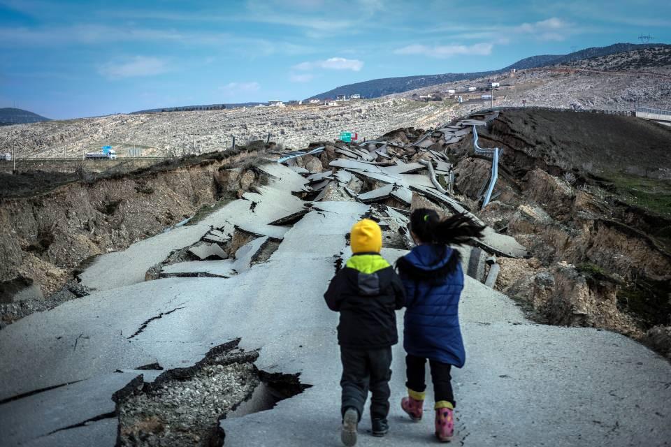 <p>Kahramanmaraş Pazarcık'ta ikiye bölünen yol ve çevresindeki arazilerde oluşan derin çatlaklar depremin büyüklüğünü bir kez daha gözler önüne serdi. </p>
