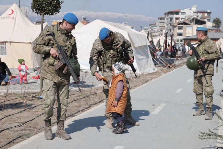 <p>Bakan Akar, sözlerinin sonunda milletinin bağrından çıkan, Peygamber ocağı olarak da bilinen Türk Silahlı Kuvvetlerinin ilk andan itibaren milletinin yanında ve görevinin başında olduğunu söyledi. </p>