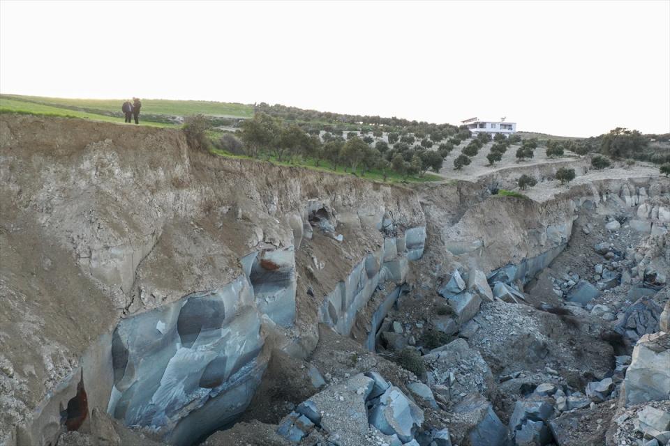 <p>Burası dümdüz bir araziydi. Dedim ne olmuş, kurban olayım Allah'a. Yani bu dille de söylenmez. Hiçbir şeyle de anlatılacak bir şey değil." ifadesini kullandı.</p>
<p> </p>