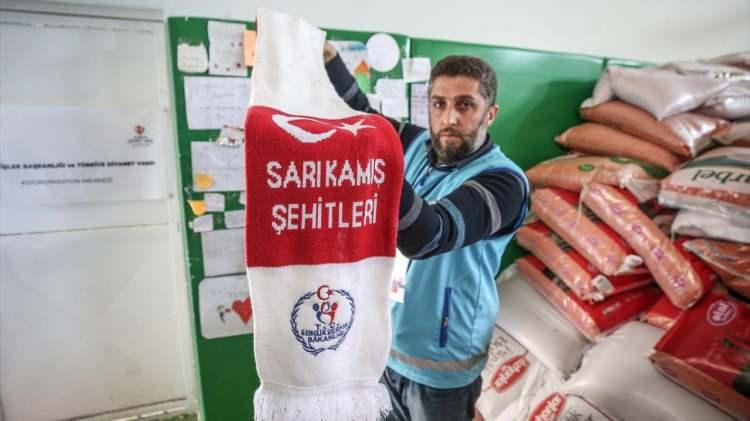 <p><strong>Tasnif işlemleri sırasında yardım kolilerinden bazı notlar çıkıyor. </strong></p>
