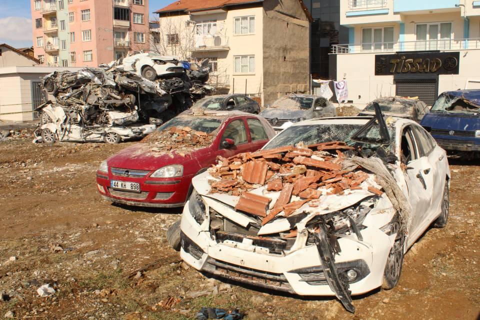 <p>Kahramanmaraş merkezli depremlerin vurduğu Malatya'da, 1130 bina yıkıldı. Binaların altında park halindeki çok sayıda araç ise enkaz altında kalarak kullanılamaz hale geldi. Enkazdan hurda olarak çıkarılan araçlar, Malatya Emniyet Müdürlüğü otoparkına çekiliyor. </p>
