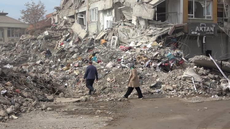 <p>Öte yandan, canlarını hiçe sayarak eşya derdine düşen depremzedeler olay yerine gelen polis ekipleri tarafından bölgeden uzaklaştırıldı.</p>
