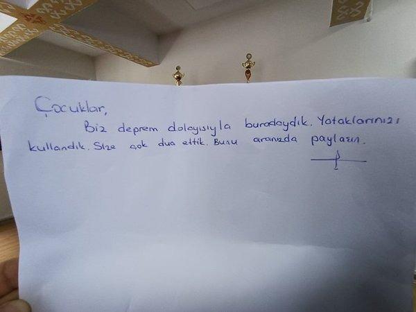 <p><span style="color:#000000"><strong>Mimar Sinan Lisesi pansiyonunda kalan 9. sınıf öğrencisi Sezer Yıldırım, pansiyona döndüğünde çantasında bir miktar para ve not buldu. Depremzedeler tarafından yazılan "Biz deprem dolayısıyla buradaydık. Yataklarınızı kullandık. Sizlere çok dua ettik. Bunu aranızda paylaşın" şeklindeki not görenlerin kalbine dokundu. </strong></span></p>
