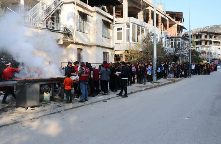 <p>Adanalı kebapçı, Hatay’da depremzedeler için çadır kent önünde mangal kurup, binlerce kebap dağıttı.</p>
