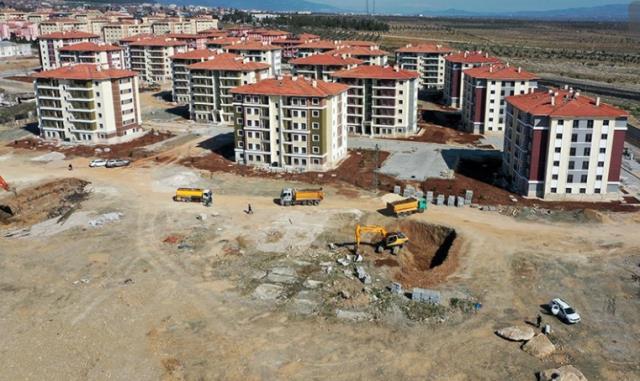 <div>İnşaat firması yetkilisi Murat Ulusoy, "Devletimizin emriyle şu an burada 24 bina yapıyoruz. İslahiye'de de 17 binanın temeline başlamış durumdayız. Şu anda zemin etütleri yapıldı. Biz hafriyat çalışmasına başladık. İnşallah önümüzdeki hafta temel atma yapılacak. Yine büyüklerimizin emriyle 7 ay gibi sürede bitirip teslim edeceğiz" dedi.</div>

<div> </div>
