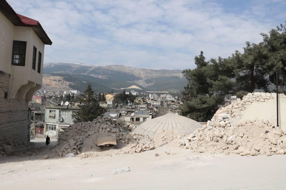 <p>Cami İmam Hatibi Mustafa Nar, “Tarihi Şeyh Camimiz. Yapımı tam olarak bilinmemekle beraber kitabesinde 230 yıl önce Osmanlı tarafından restore edildiği belirtiliyor.</p>