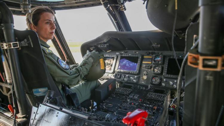<p>"Faydalı olabildiğimiz için mutluyuz"<br />
<br />
Akdemir, helikopter faaliyetlerinde halkla iç içe çalıştıklarına dikkati çekerek, "Malzemelerin nakli sırasında halktan aldığımız tepkiler, onların olumlu geri bildirimleri bizim için çok kıymetli. Yaralı ve hasta nakli yapan personel için bizzat taşıdığı kişilere bu denli güçlü destek verebildiğini görmek, birebir temasta bulunabilmek, onların iyileştiklerini, iyi şartlara ulaşabildiklerini öğrenmek gerçekten çok güzel his." ifadesini kullandı.</p>
