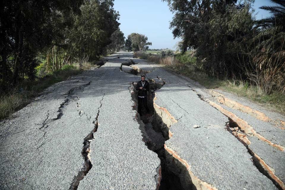 <p>Ulaşıma kapalı yolun bazı bölümlerinin büyük kısmı yok olurken, depremle oluşan yarıkların derinliği bazı yerlerde 3-4 metreyi buluyor. Yol haricinde nehir kenarında da birçok tarla, arazi ve kumsalda depremle oluşan benzer düzeyde yarıklar görüldü.</p>
<p> </p>