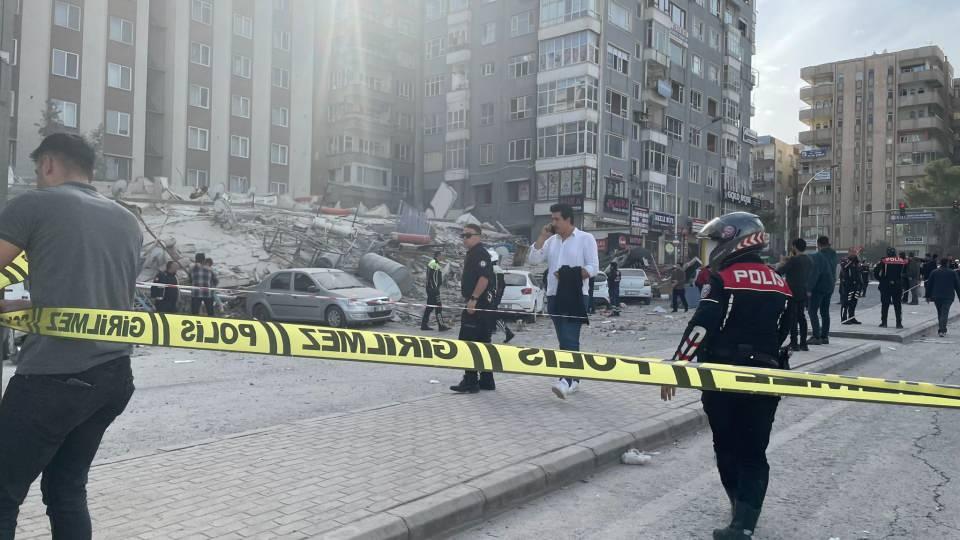 <p>Kahramanmaraş merkezli 6 Şubat'ta meydana gelen depremlerden etkilenen kentte Haliliye ilçesindeki bir bina çöktü. Bölgeye AFAD, itfaiye, UMKE, sağlık ekipleri ile güvenlik güçleri sevk edildi.</p>