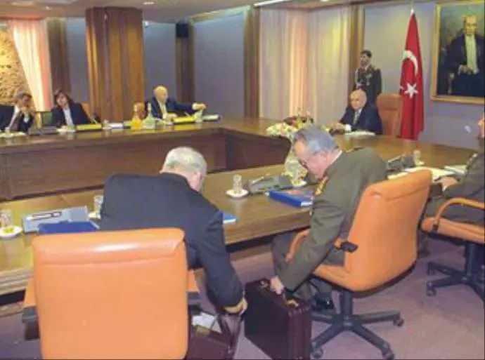 <p><strong>12 MART</strong></p>
<p>MGK kararları doğrultusunda ilk olarak Ankara’da üç Kur’an kursu kapatıldı. Ardından yurt genelinde yüzlerce kurs kapatılarak Kur’an okumanın öğrenilmesine engel olundu.</p>
