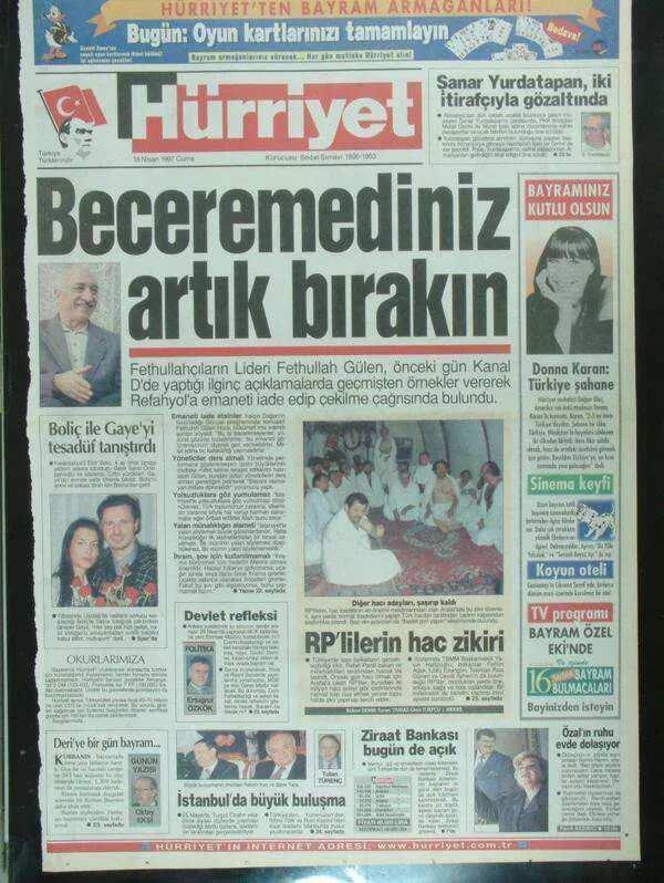<p><strong>16 NİSAN</strong></p>
<p>Darbenin “fetva” makamında FETÖ vardı. Postmodern darbenin yaşandığı yıllarda kamuoyunda “Hocaefendi” diye bilinen Fetullah Gülen, Kanal D adlı televizyon kanalında Yalçın Doğan’a verdiği mülakatta darbeyi övdü. MGK’nın hükümeti devirmeye yönelik kararları için Gülen, “İslami usullere göre değerlendirildiğinde bu bir içtihattır” sözleriyle yetinmeyerek aynı konuşmada askerler için “Hata yapsalar bile bir sevap alırlar” dedi. Bu mülakattan iki gün sonra ise (18 Nisan 1997) en başta Hürriyet olmak üzere sürecin yanında yer alan gazetelerin manşetlerini Fetullah Gülen’in “Beceremediniz bırakın” çağrısı süsledi.</p>