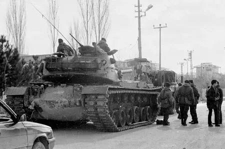 <p><strong>27 MAYIS</strong></p>
<p>Olağanüstü şekilde toplanan Yüksek Askeri Şura kararıyla 161 subay ve astsubay terfi beklerken sebep gösterilmeden ordudan atıldı. Geçmişi sayısız başarı, derece ve takdirlerle dolu askerler, sırf namaz kıldıkları ya da eşleri başörtülü oldukları için özel hayatları deşifre edilerek 6 milyon kişi fişlendi.</p>