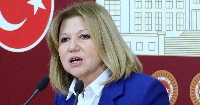 <p><strong>7 EKİM</strong></p>
<p>İstanbul Üniversitesi’nde başörtülü öğrencilerin kayıtları yapılmadı. İstanbul Üniversitesi Rektör Yardımcısı Nur Serter’in kurdurduğu ikna odalarında başörtülü öğrencilere hür iradeleriyle örttükleri başlarını açmaları için psikolojik baskı yapıldı.</p>