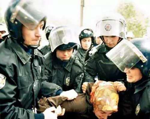 <p><strong>9 HAZİRAN</strong></p>
<p>İstanbul Üniversitesi Sağlık Hizmetleri Meslek Yüksek Okulu’nda sınava giren başörtülü öğrenciler, çevik kuvvet ekiplerince zorla dışarı çıkarıldı. Bir gün sonra Üniversitenin Fen Fakültesi’nden 11 başörtülü öğrenci mezuniyetlerine bir hafta kala okuldan atıldı. Takip eden gün İ.Ü. Cerrahpaşa Tıp Fakültesi’nin değişik alanlarında eğitim gören öğrenciler sınavlara alınmadı.</p>