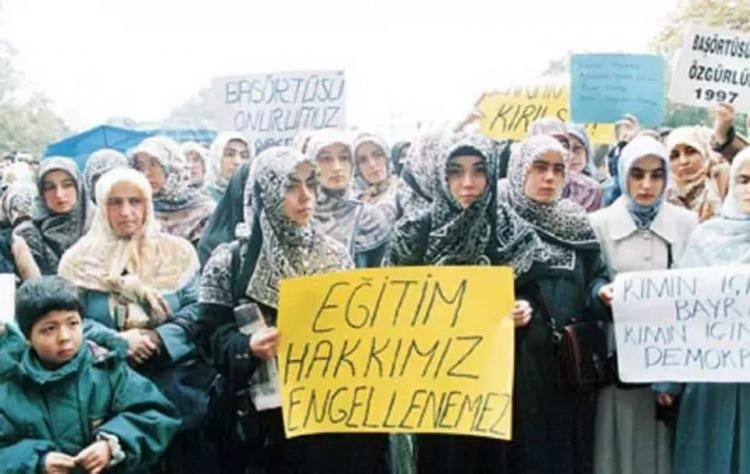 <p><strong>12 HAZİRAN</strong></p>
<p>Başörtülü öğrenciler Anadolu ve fen liseleri sınavlarına alınmadı.</p>