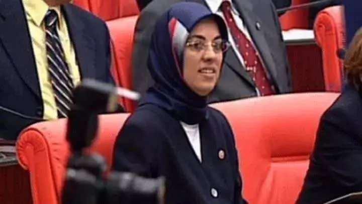 <p><strong>2 MAYIS - 1999 </strong></p>
<p>Fazilet Partisi İstanbul Milletvekili Merve Kavakçı’nın TBMM’de başörtüsüyle yemin etmesi engellendi. Meclis’te başörtüsüne karşı, özellikle DSP sıralarının başının çektiği yüksek sesli tepkiler, ülkenin demokrasi ve siyasi tarihine kara bir leke düşürdü.</p>