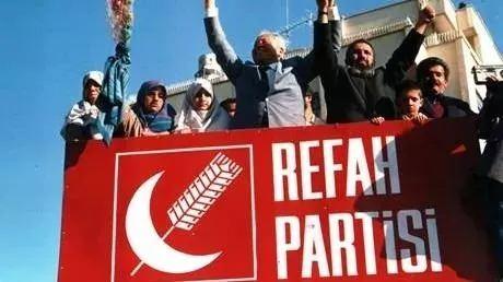 <p><strong>7 MAYIS</strong></p>
<p>Bu olaydan iki gün sonra Dönemin Yargıtay Cumhuriyet Başsavcısı Vural Savaş, bu kez Fazilet Partisi’nin kapatılması yönünde dava açtı. Savaş, dava gerekçesinde Fazilet Partisi’ni, Refah Partisi’nin devamı olmakla suçladı. Dava, iki yıl sonra partinin kapatılmasıyla sonuçlandı.</p>