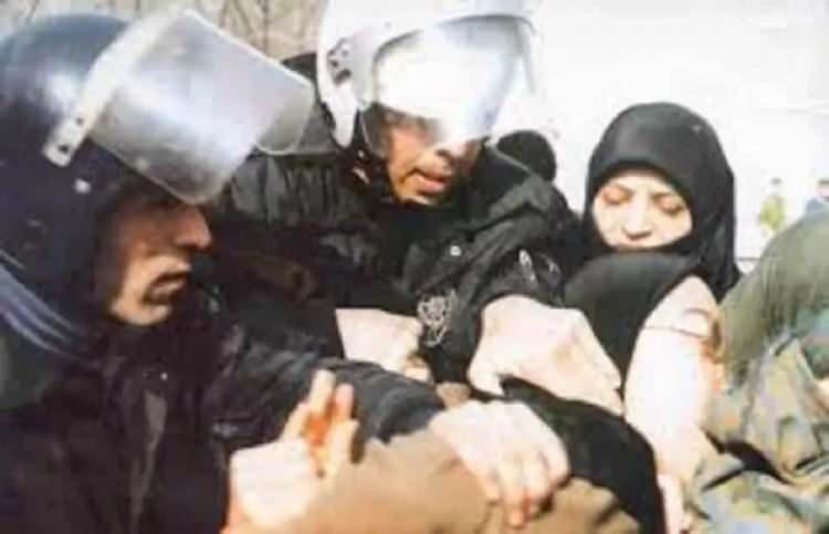 <p><strong>26 TEMMUZ</strong></p>
<p>Açık Öğretim Fakültesi sınavına giren başörtülü öğrencilerin kâğıtlarının hepsine birden sıfır notu verildi.</p>