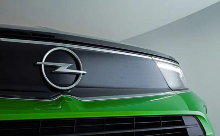 <p>Geçtiğimiz haftalarda Opel logosunu yenileme kararı almıştı.1963 yılından beri çember ve şimşekten oluşan bir logo üzerinde küçük bir revizyon yapan Alman firma yeni logoya ilk kez Opel Mokka modelinde yer verecek.</p>