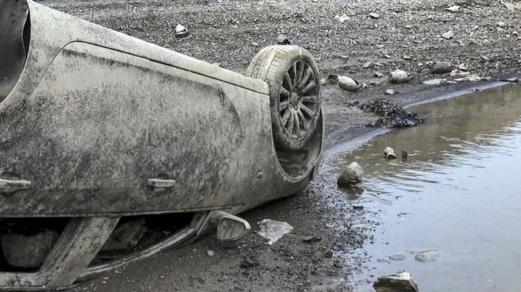 <p>Barajın, Mağlova Kemeri ve Güzelce Kemeri arasında bulunan noktasında ise çamura saplanmış bir otomobile de rastlandı. </p>
